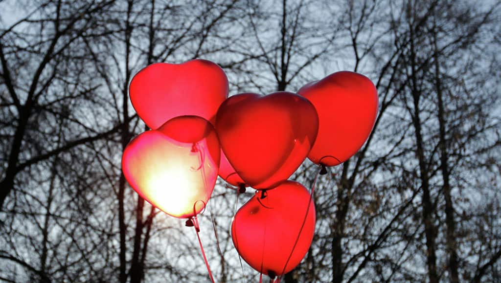 balões de coração flutuando simbolizando muito amor